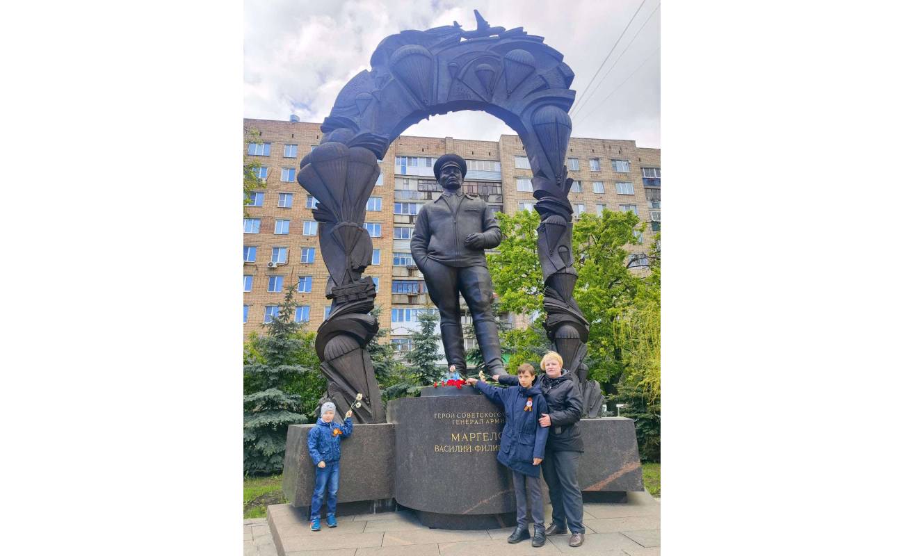 9 мая 2024 г. Суворов Савелий, 2Б класс, и Суворов Степан, 6В класс, возложили цветы к памятнику В.Ф.Маргелова..
