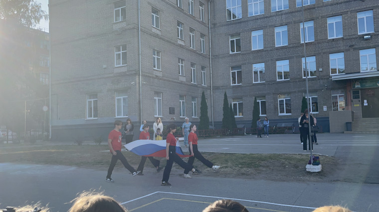 Церемония поднятия государственного флага.