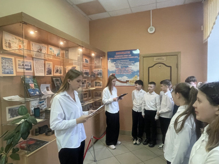 Юные экскурсоводы провели Урок Мужества, посвященный Дню Героям Отечества..