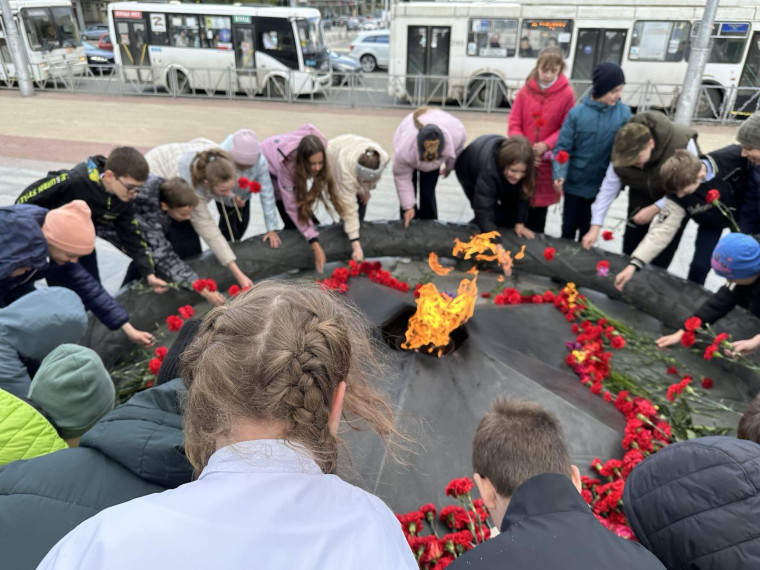 Накануне Дня Победы ученики школы возложили цветы к Вечному Огню..