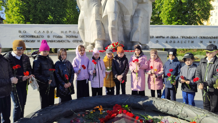 Накануне Дня Победы ученики школы возложили цветы к Вечному Огню..
